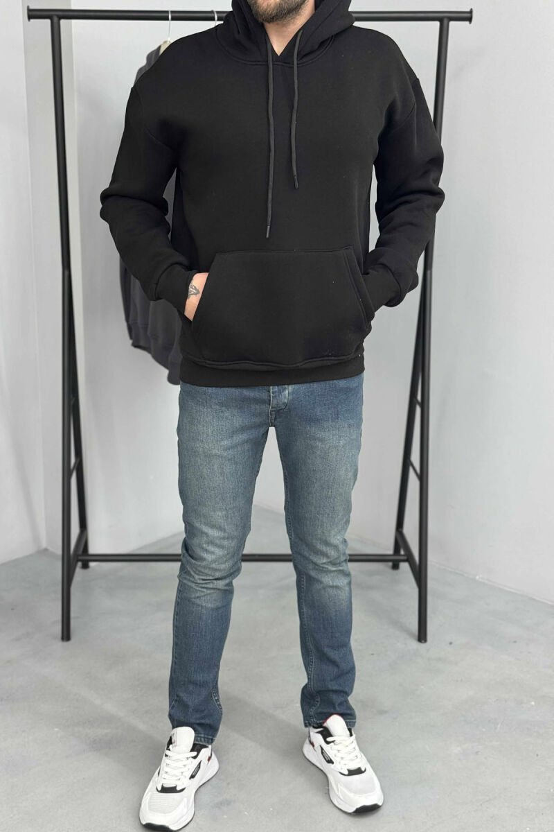 HOODIE E THJESHTË NJËNGJYRËSHE ME PUSH PËR MESHKUJ NË NGJYRËN TË ZEZË - 1