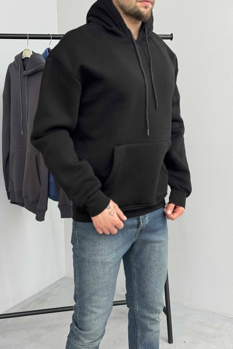 HOODIE E THJESHTË NJËNGJYRËSHE ME PUSH PËR MESHKUJ NË NGJYRËN TË ZEZË - 5