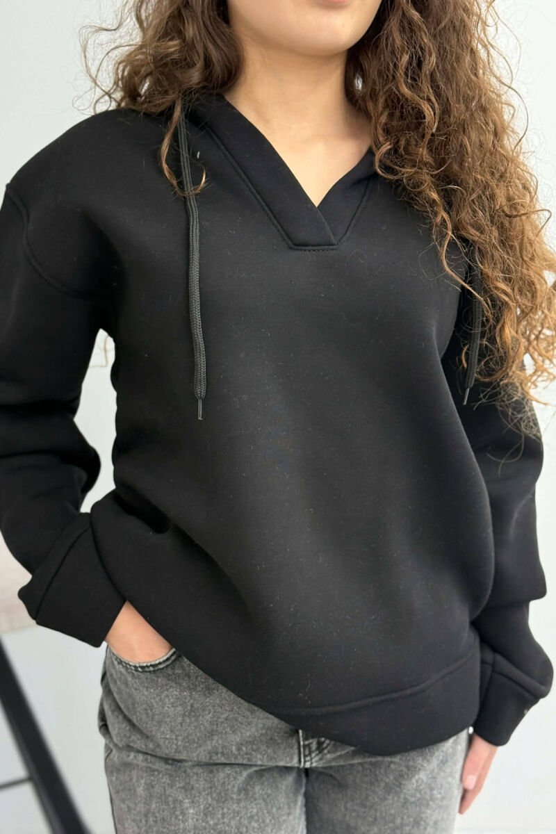 HOODIE E THJESHTË PËR FEMRA NË NGJYRËN E ZEZË - 2
