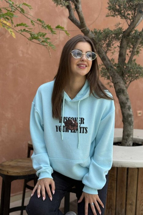 HOODIE ME PUSH DHE DIZAJN NGA TË DY ANËT PËR FEMRA NË NGJYRËN BLU TË ZBARDHUR - 2