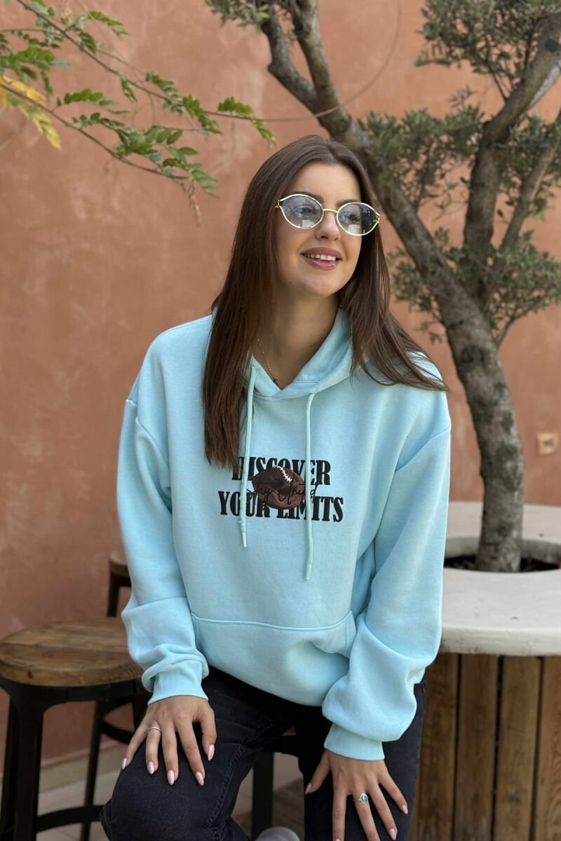 HOODIE ME PUSH DHE DIZAJN NGA TË DY ANËT PËR FEMRA NË NGJYRËN BLU TË ZBARDHUR - 2