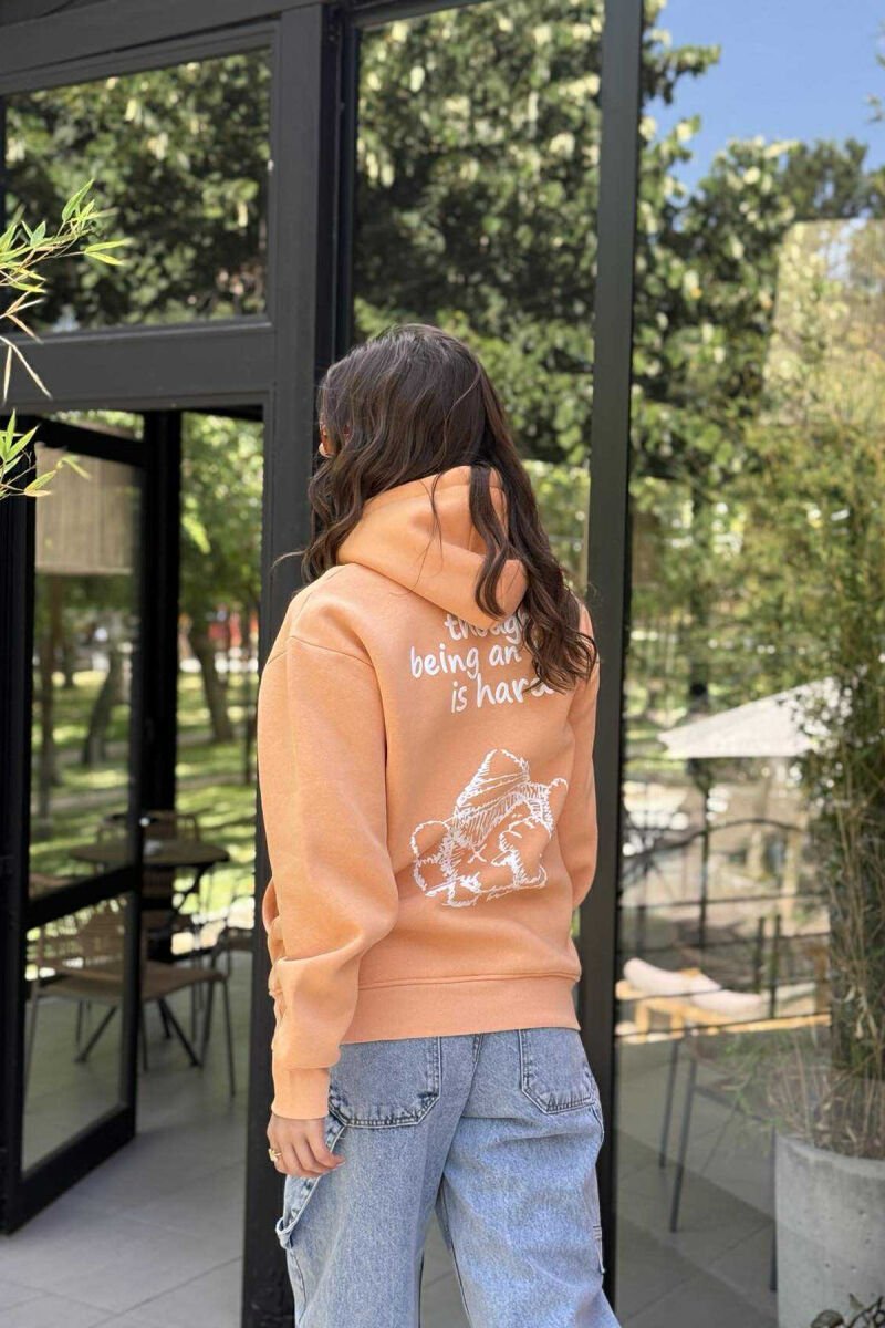 HOODIE ME PUSH DHE IMAZH &SHKRIM MBRAPA PËR FEMRA NË NGJYRËN PORTOKALLI - 3