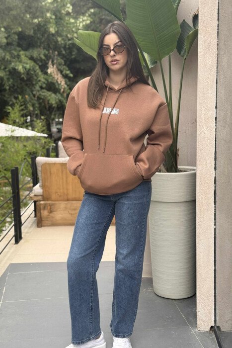HOODIE ME PUSH DHE ME DIZANJ MBRAPA PËR FEMRA NË NGJYRËN KAFE - 1