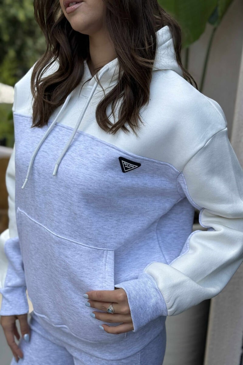 HOODIE ME PUSH DHE ME LOGO TË VOGËL PËR FEMRA NË NGJYRËN GRI TË ZBARDHUR - 4