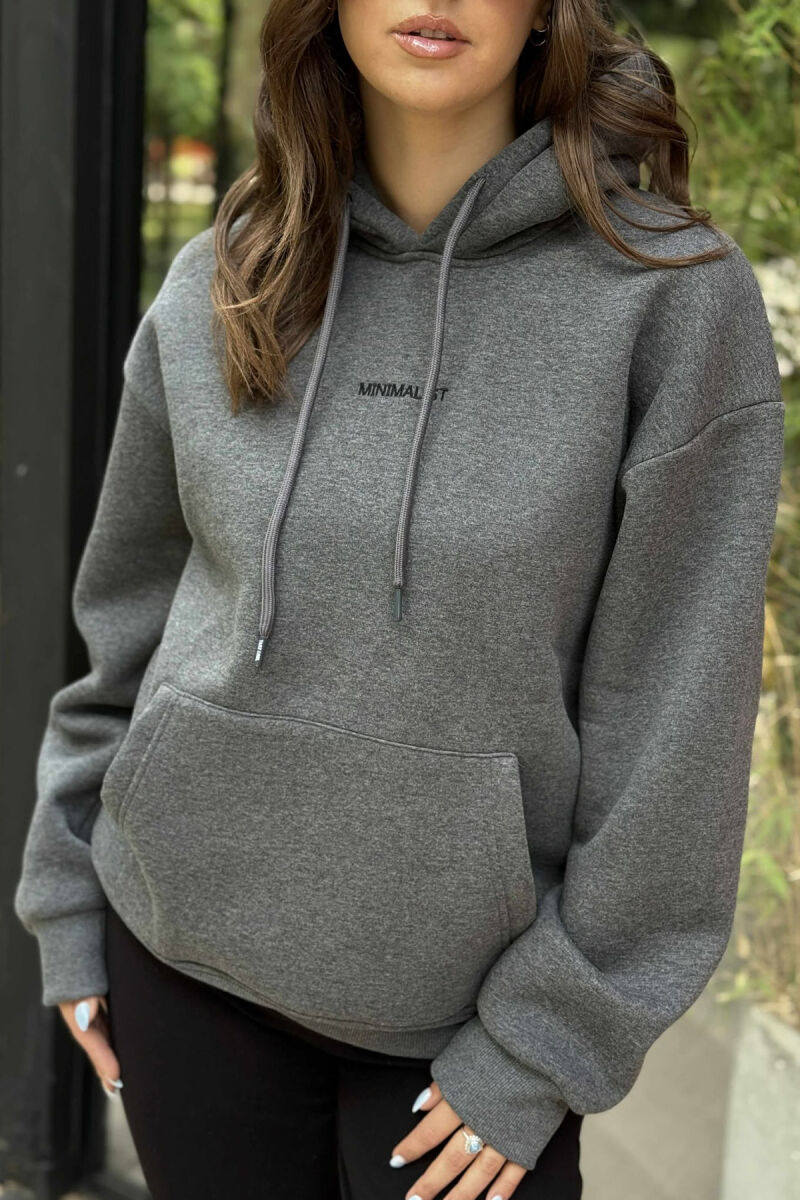 HOODIE ME PUSH DHE SHKRIM MINIMALIST NË PJESEN PARA PËR FEMRA NË NGJYRË GRI TË ERRËT - 4