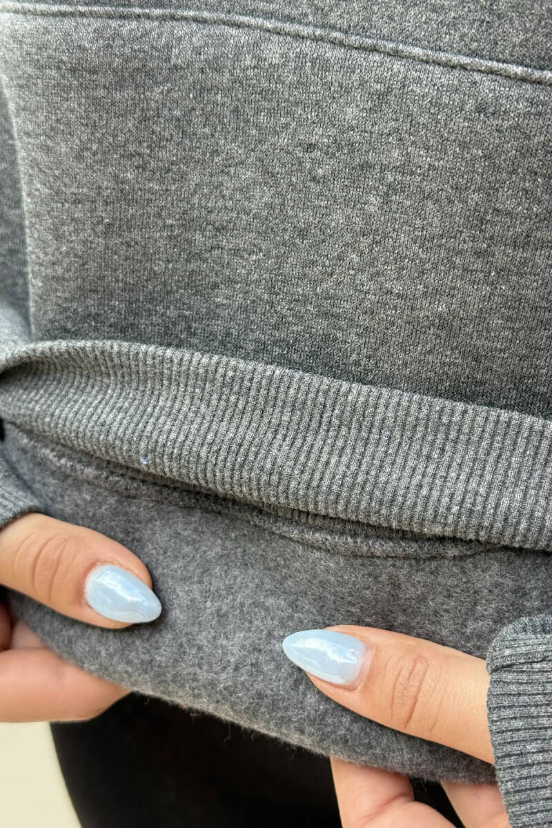 HOODIE ME PUSH DHE SHKRIM MINIMALIST NË PJESEN PARA PËR FEMRA NË NGJYRË GRI TË ERRËT - 5