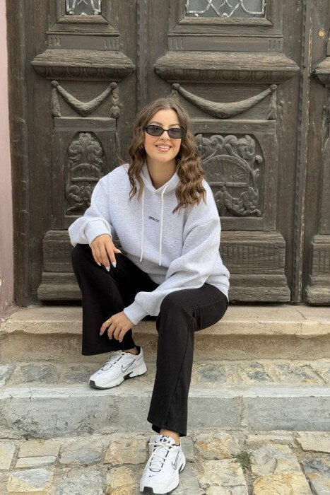 HOODIE ME PUSH DHE SHKRIM MINIMALIST NË PJESEN PARA PËR FEMRA NË NGJYRË GRI TË ZBARDHUR - 4