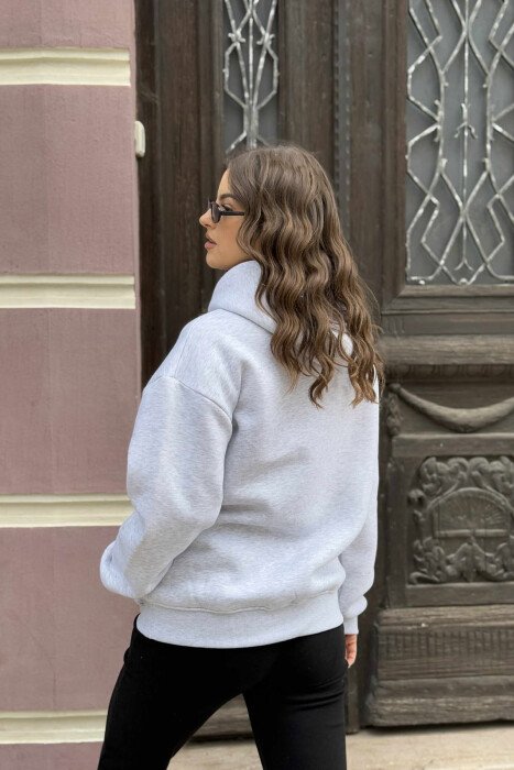 HOODIE ME PUSH DHE SHKRIM MINIMALIST NË PJESEN PARA PËR FEMRA NË NGJYRË GRI TË ZBARDHUR - 3