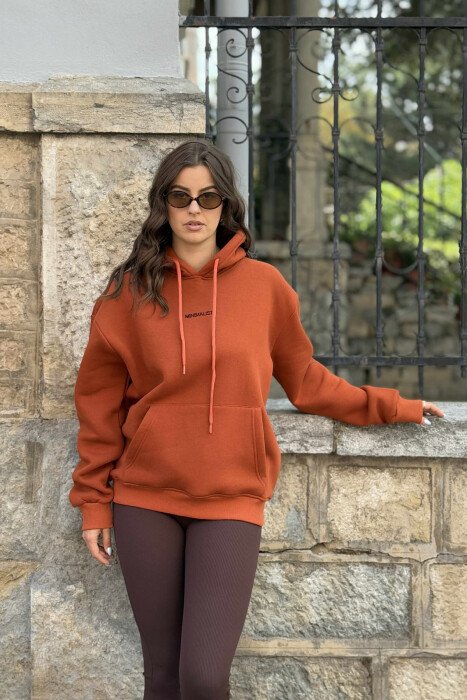 HOODIE ME PUSH DHE SHKRIM MINIMALIST NË PJESEN PARA PËR FEMRA NË NGJYRË TULLE - 1