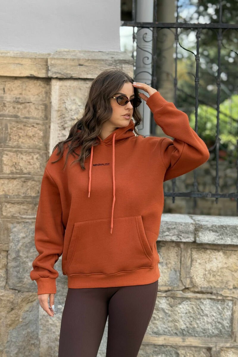 HOODIE ME PUSH DHE SHKRIM MINIMALIST NË PJESEN PARA PËR FEMRA NË NGJYRË TULLE - 3