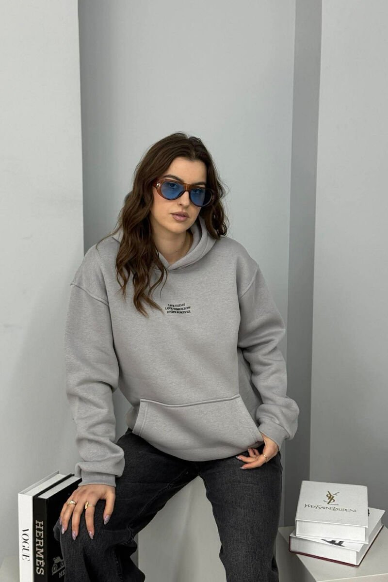 HOODIE ME PUSH DHE SHKRIME NE PJESEN PARA PER FEMRA NE NGJYRE GRI - 1