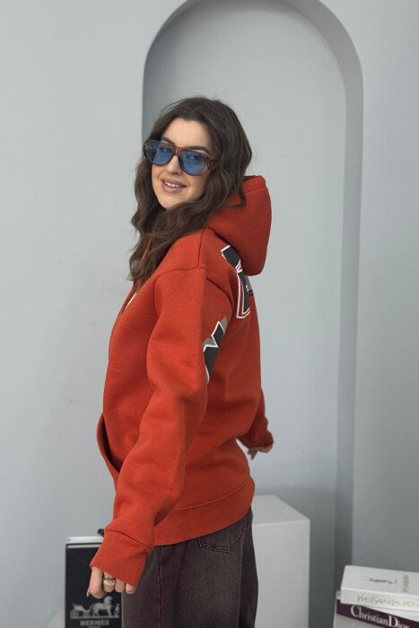 HOODIE ME PUSH ME SHKRIME NE PJESEN E PASME PER FEMRA NE NGJYRE PORTOKALLI - 1