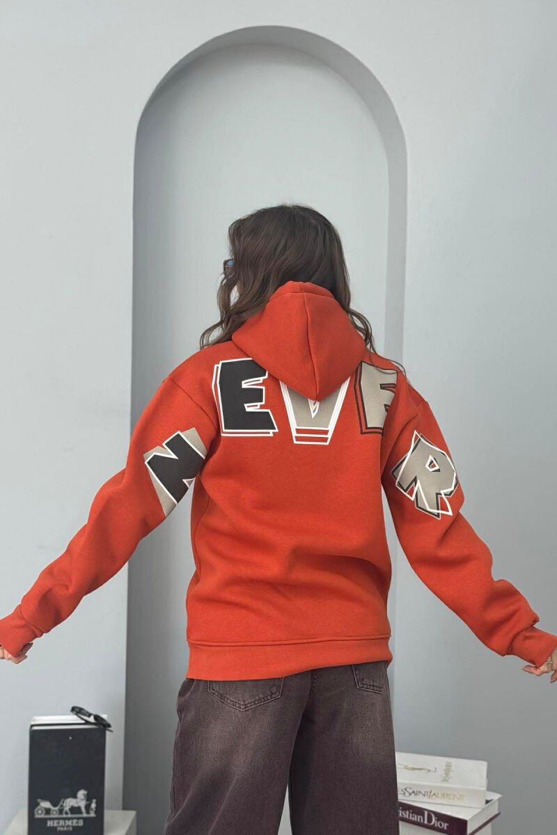 HOODIE ME PUSH ME SHKRIME NE PJESEN E PASME PER FEMRA NE NGJYRE PORTOKALLI - 2