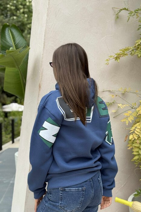 HOODIE ME PUSH ME SHKRIME NË PJESEN E PASME PËR FEMRA NË NGJYRËN BLU - 3