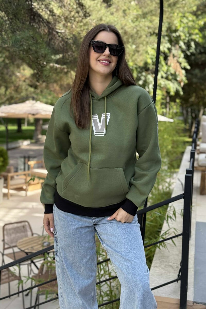 HOODIE ME PUSH ME SHKRIME NË PJESEN E PASME PËR FEMRA NË NGJYRËN JESHILE&E ZEZË - 1