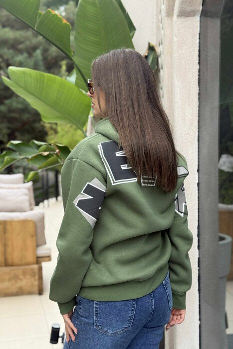 HOODIE ME PUSH ME SHKRIME NË PJESEN E PASME PËR FEMRA NË NGJYRËN JESHILE - 4