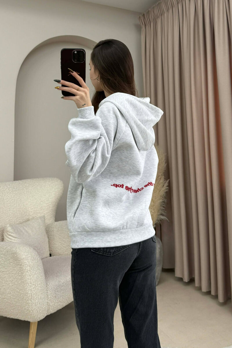 HOODIE ME PUSH NJE NGJYRESHE ME LOGO QERSHI PER FEMRA NE NGJYRE GRI TE ZBARDHUR - 5