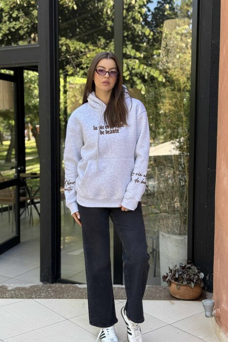HOODIE ME PUSH NJËNGJYRËSHE DHE DIZANJ MBRAPA PËR FEMRA NË NGJYRËN GRI TË ZBARDHUR - 1