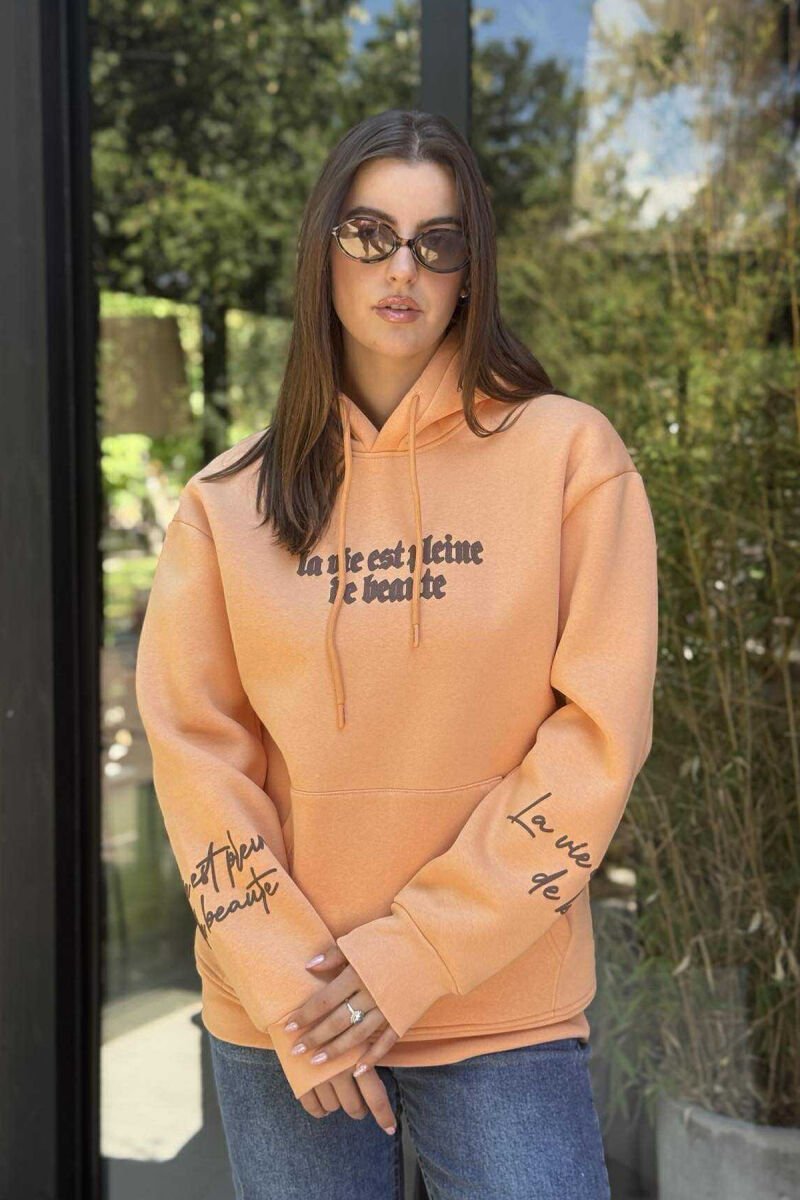 HOODIE ME PUSH NJËNGJYRËSHE DHE DIZANJ MBRAPA PËR FEMRA NË NGJYRËN PORTOKALLI - 2