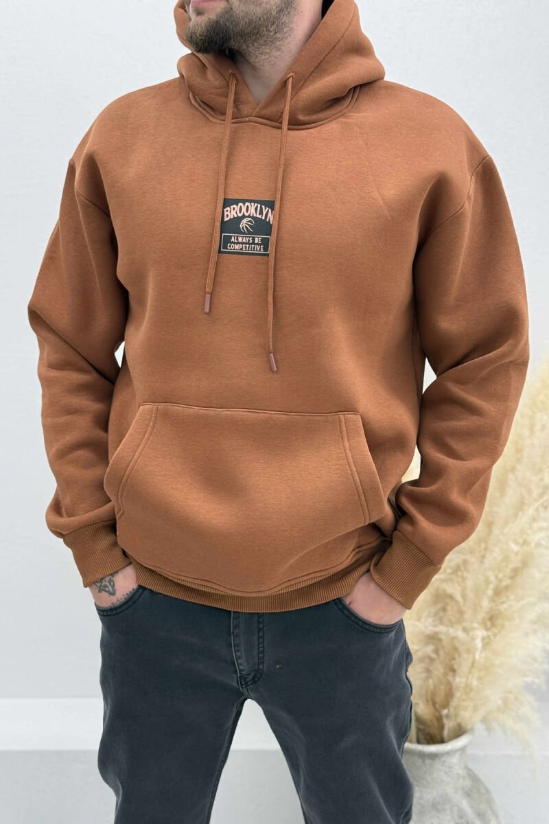 HOODIE ME PUSH NJËNGJYRËSHE DHE ME DIZANJ BASKETBOLL MBRAPA PËR MESHKUJ NË NGJYRËN KAFE - 1
