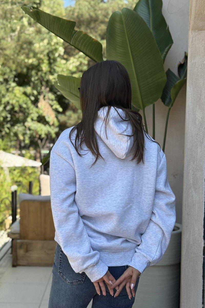 HOODIE ME PUSH NJËNGJYRËSHE DHE ME SHKRIM PARA PËR FEMRA NË NGJYRËN GRI TË ZBARDHUR - 3