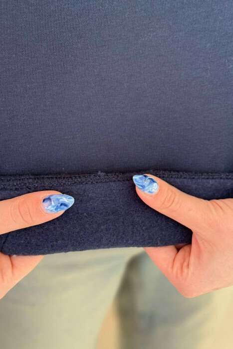 HOODIE ME PUSH PËR FEMRA NË NGJYRËN BLU E ERRËT - 3