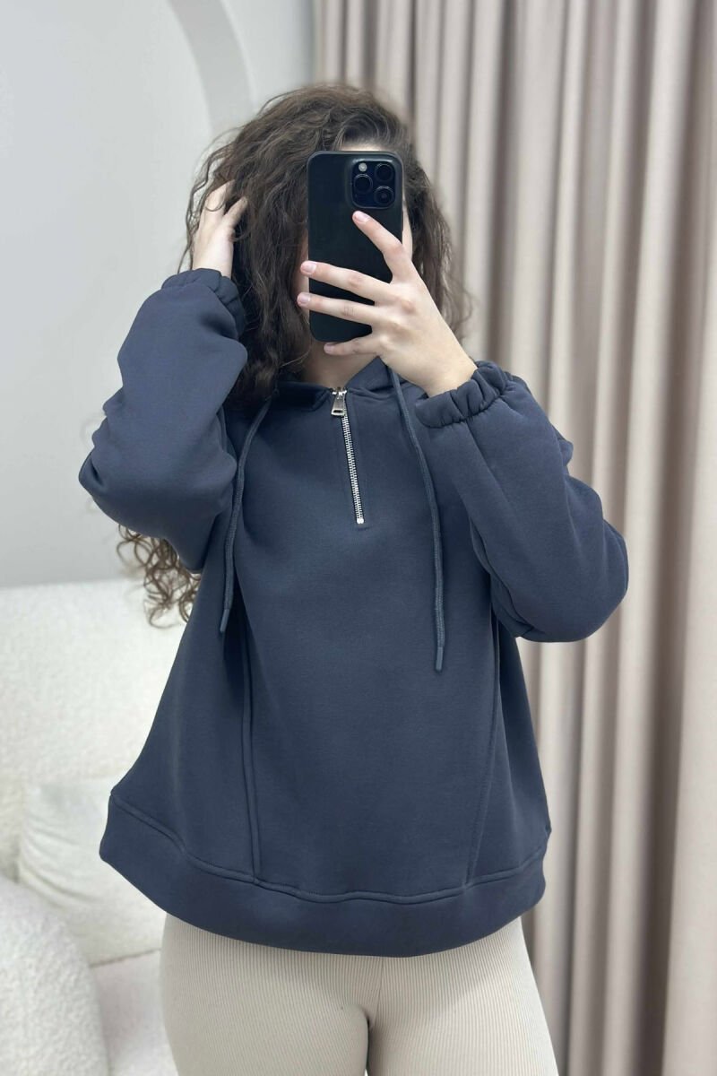 HOODIE ME PUSH PËR FEMRA NË NGJYRËN GRI E ERRËT - 2
