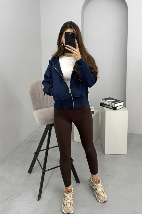 HOODIE ME ZINXHIR DHE ME PUSH NJË NGJYRËSHE PËR FEMRA NË NGJYRËN BLU TË ERRËT - KLAUDIO FASHION