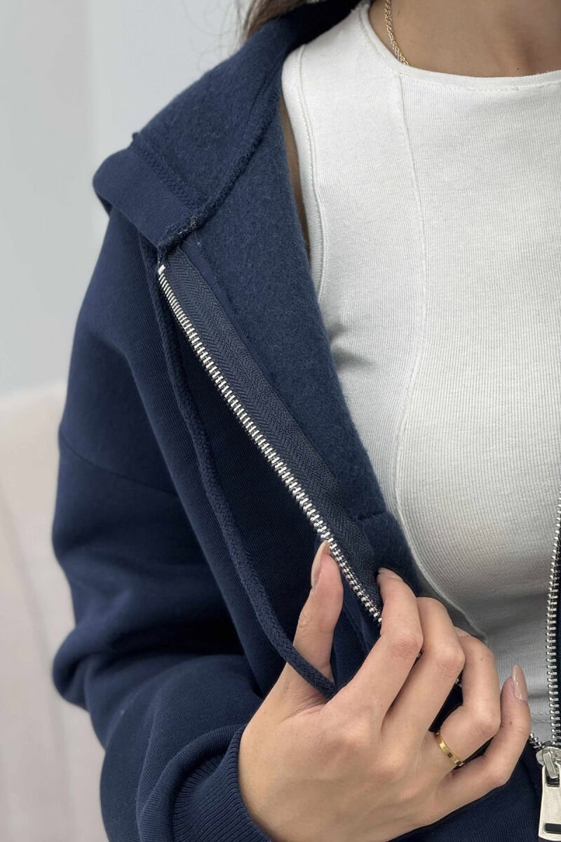 HOODIE ME ZINXHIR DHE ME PUSH NJË NGJYRËSHE PËR FEMRA NË NGJYRËN BLU TË ERRËT - 5