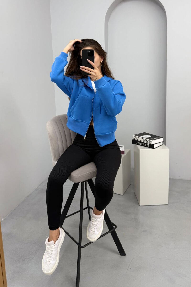 HOODIE ME ZINXHIR DHE ME PUSH NJË NGJYRËSHE PËR FEMRA NË NGJYRËN BLU - 1
