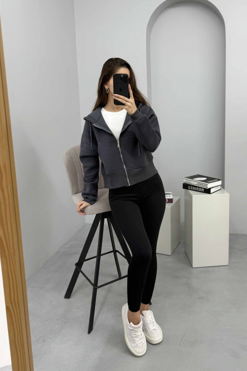 HOODIE ME ZINXHIR DHE ME PUSH NJË NGJYRËSHE PËR FEMRA NË NGJYRËN GRI TË ERRËT - 1