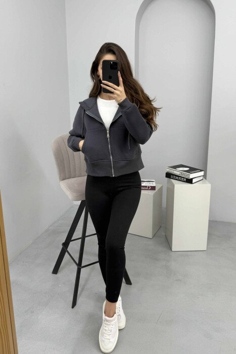 HOODIE ME ZINXHIR DHE ME PUSH NJË NGJYRËSHE PËR FEMRA NË NGJYRËN GRI TË ERRËT - 2