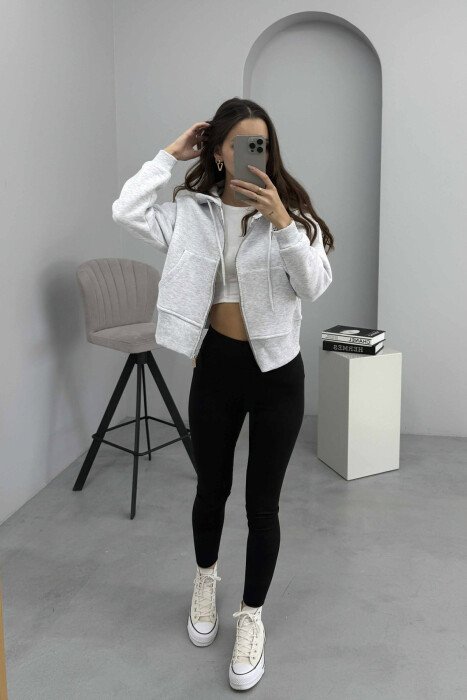 HOODIE ME ZINXHIR DHE ME PUSH NJË NGJYRËSHE PËR FEMRA NË NGJYRËN GRI TË ZBARDHUR - 2