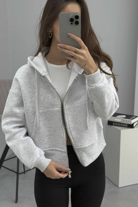 HOODIE ME ZINXHIR DHE ME PUSH NJË NGJYRËSHE PËR FEMRA NË NGJYRËN GRI TË ZBARDHUR - 3