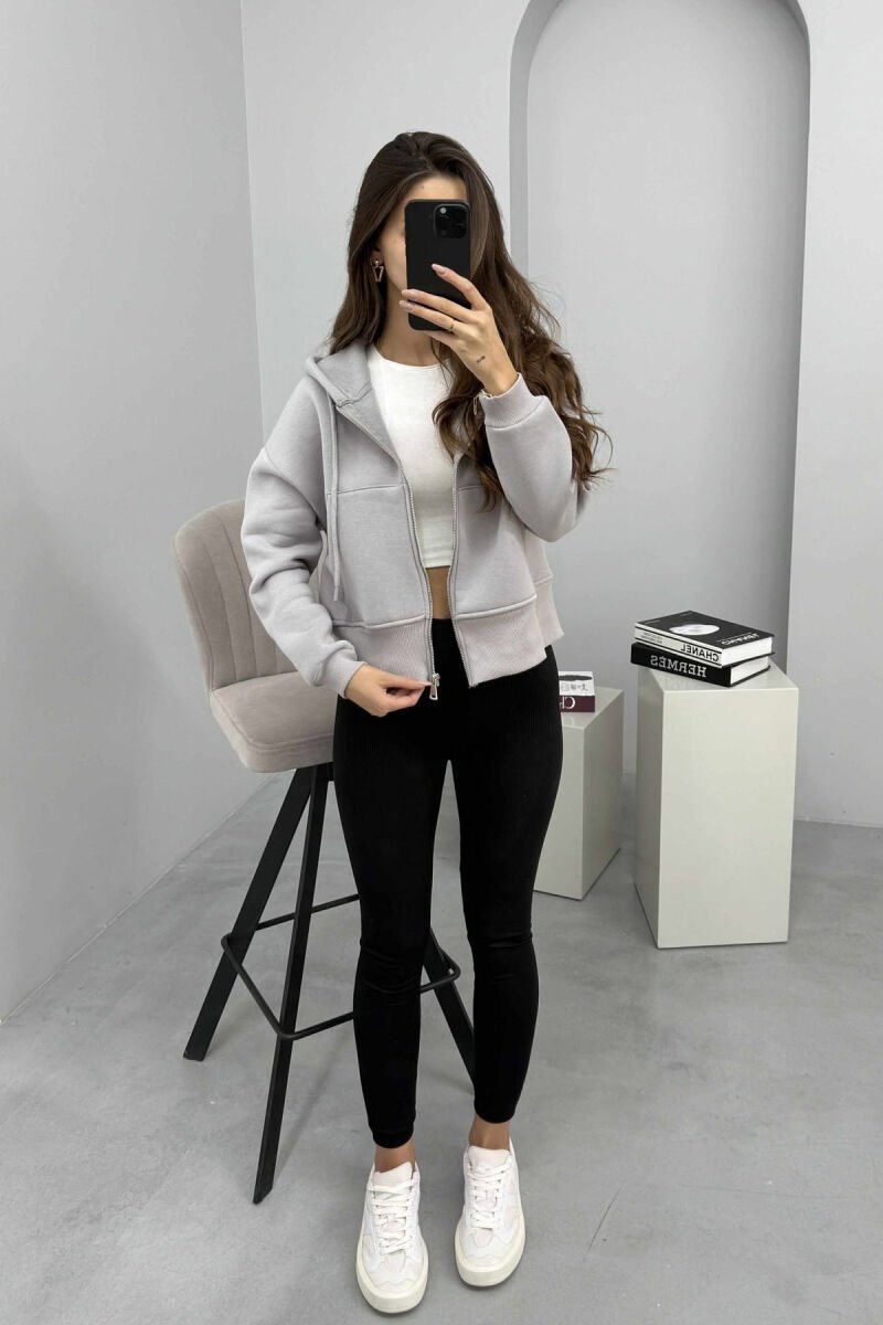 HOODIE ME ZINXHIR DHE ME PUSH NJË NGJYRËSHE PËR FEMRA NË NGJYRËN GRI - 2