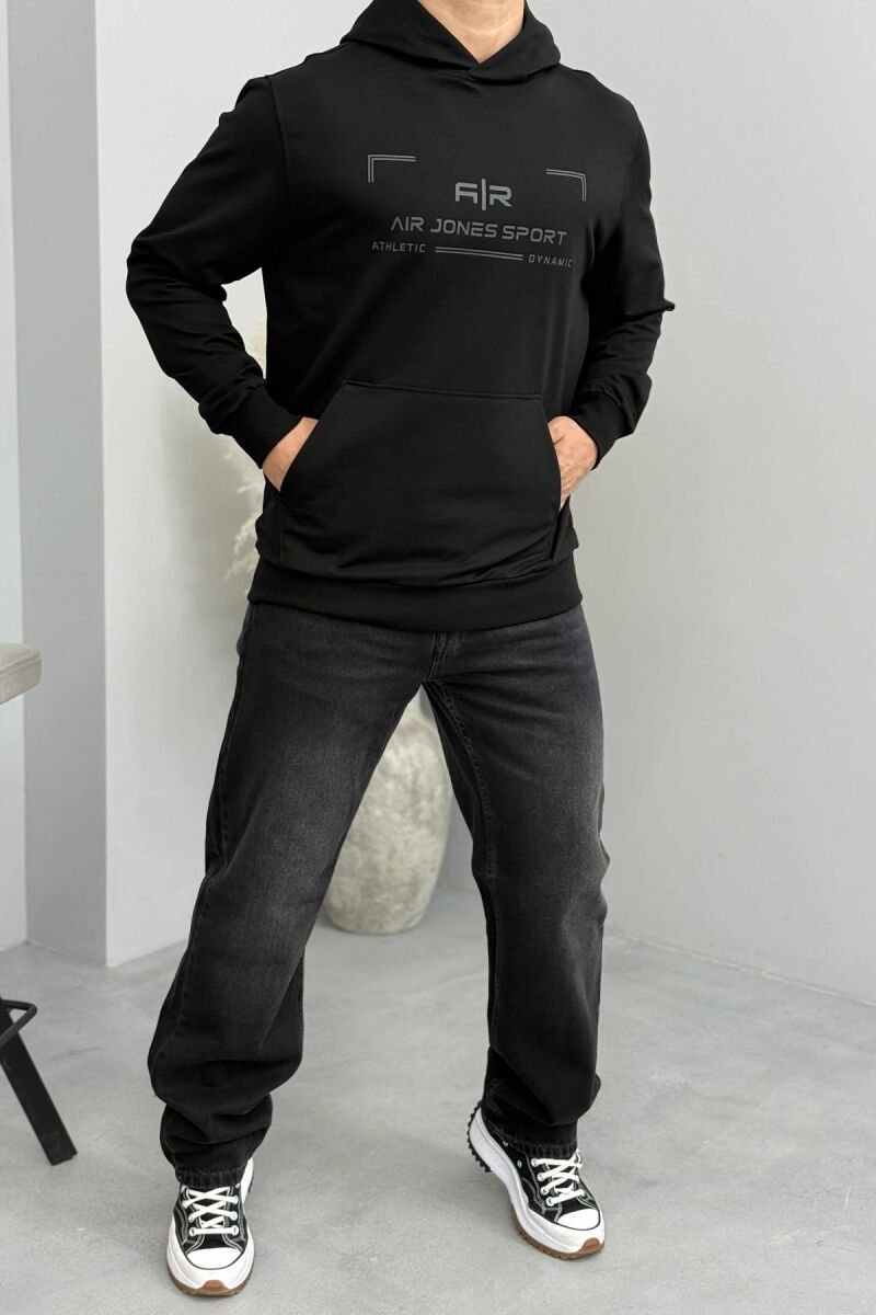 HOODIE NJË NGJYRËSHE ME DETAJIN E SHKRIMIT PARA PËR MESHKUJ NE NGJYRËN E ZEZË - 2