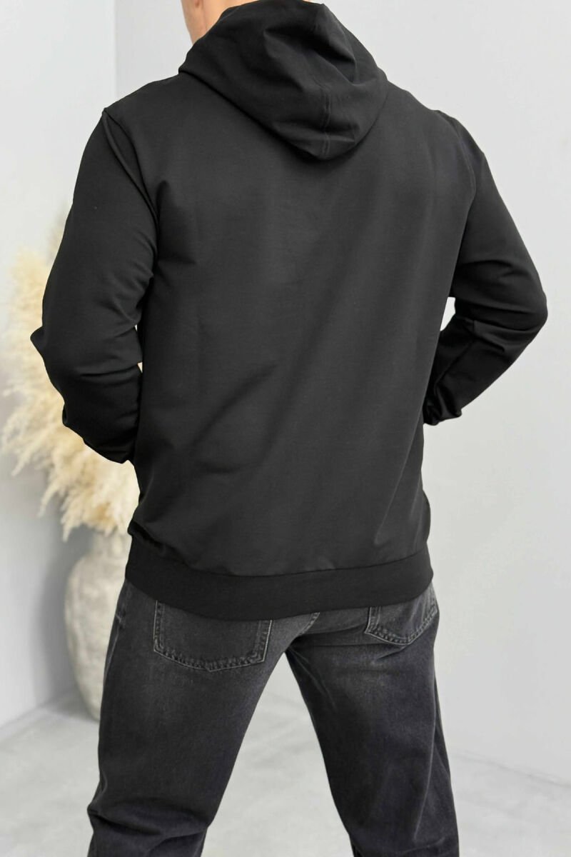 HOODIE NJË NGJYRËSHE ME DETAJIN E SHKRIMIT PARA PËR MESHKUJ NE NGJYRËN E ZEZË - 4