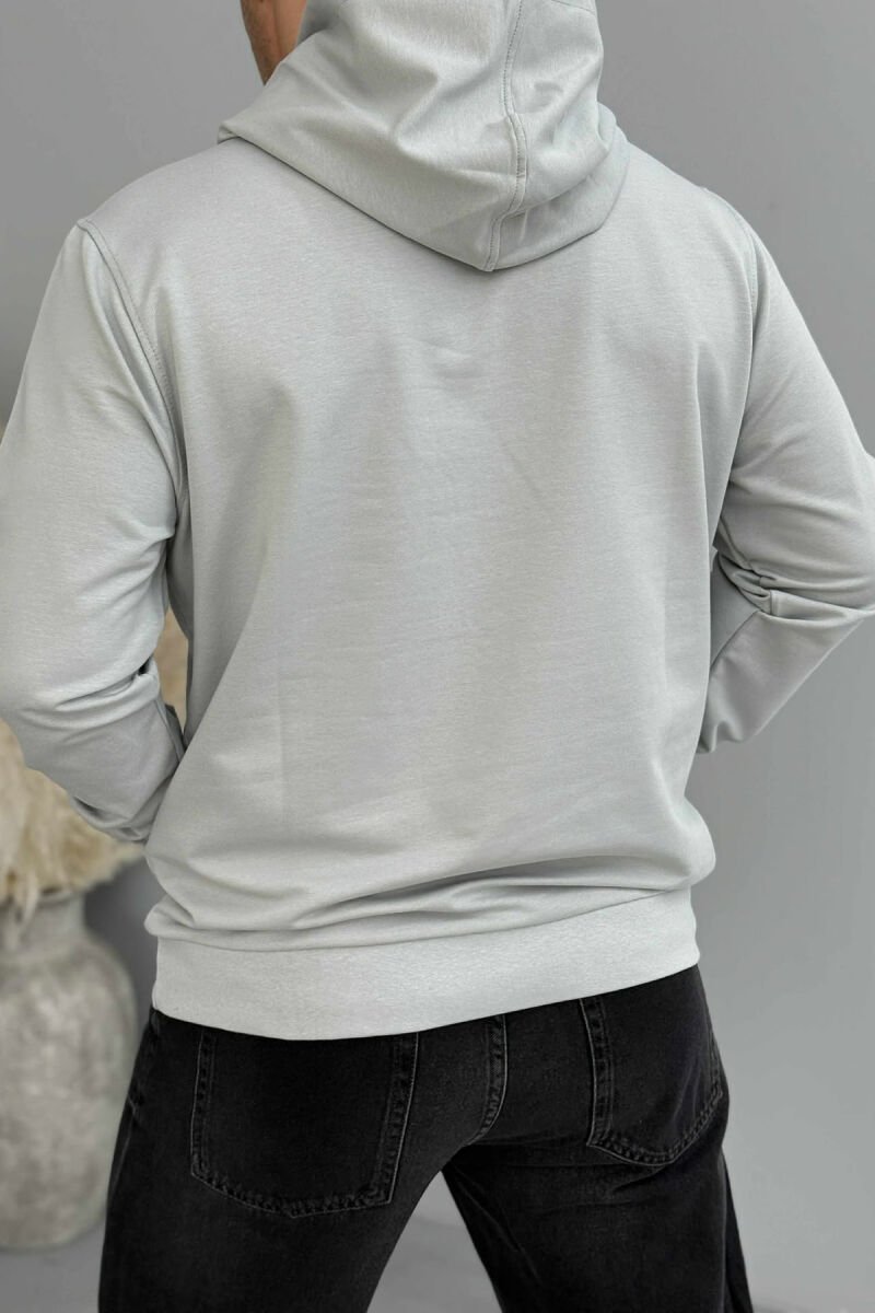 HOODIE NJË NGJYRËSHE ME DETAJIN E SHKRIMIT PARA PËR MESHKUJ NE NGJYRËN GRI TË HAPUR - 3
