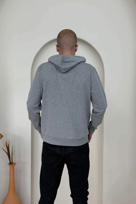 HOODIE NJË NGJYRËSHE ME DETAJIN E SHKRIMIT PARA PËR MESHKUJ NE NGJYRËN GRI - 3