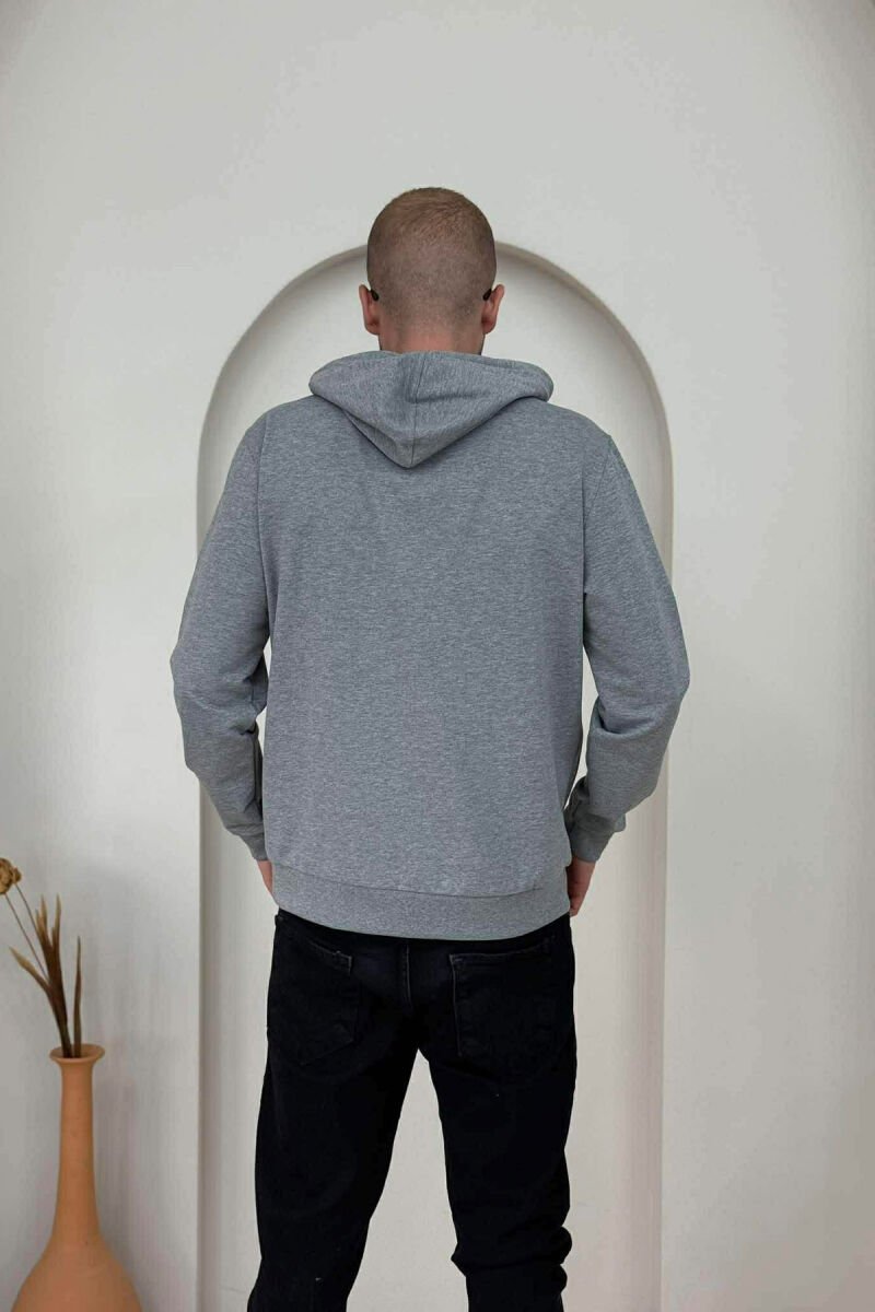 HOODIE NJË NGJYRËSHE ME DETAJIN E SHKRIMIT PARA PËR MESHKUJ NE NGJYRËN GRI - 3
