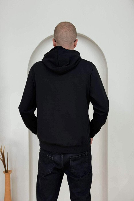 HOODIE NJË NGJYRËSHE ME LOGO NË PJESËN PARA PËR MESHKUJ NË NGJYRËN E ZEZË - 4