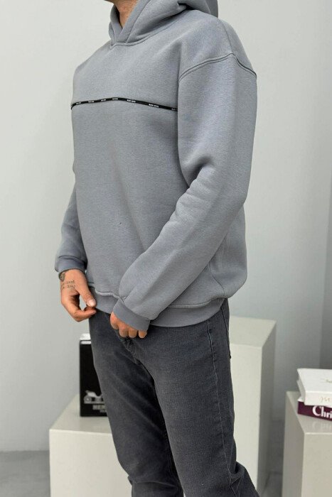HOODIE NJE NGJYRESHE ME PUSH DHE DETAJE TE VOGLA PER MESHKUJ NE NGJYRE GRI - 3