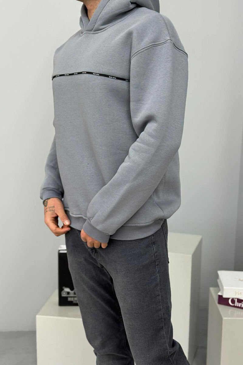 HOODIE NJE NGJYRESHE ME PUSH DHE DETAJE TE VOGLA PER MESHKUJ NE NGJYRE GRI - 3