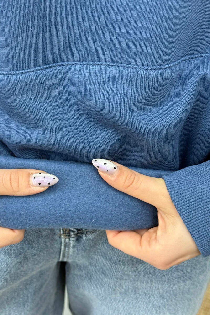 HOODIE NJE NGJYRESHE ME PUSH DHE DIZAJN NË PJESEN E PASME PER FEMRA NE NGJYRE BLU - 4