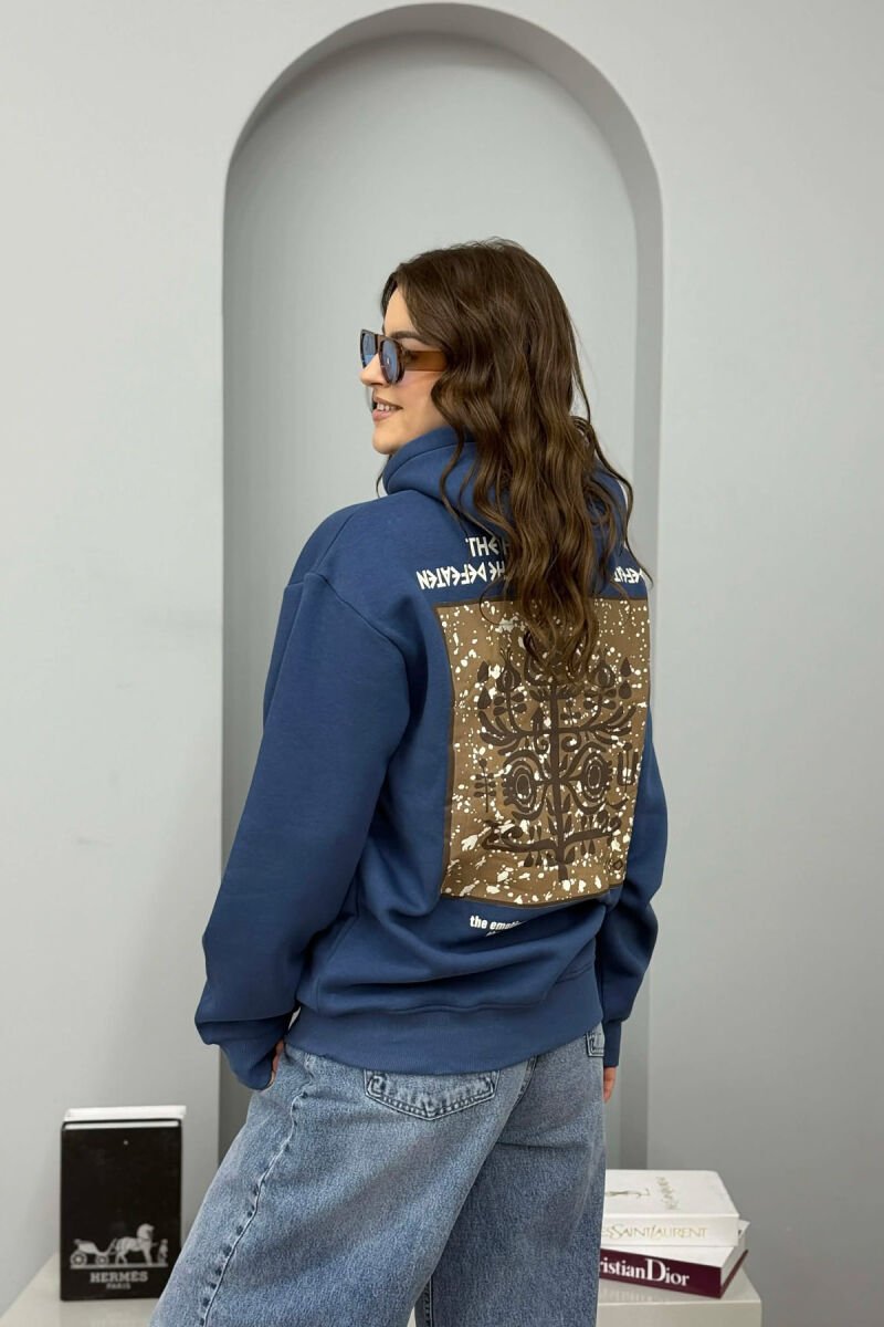 HOODIE NJE NGJYRESHE ME PUSH DHE DIZAJN NË PJESEN E PASME PER FEMRA NE NGJYRE BLU - 2