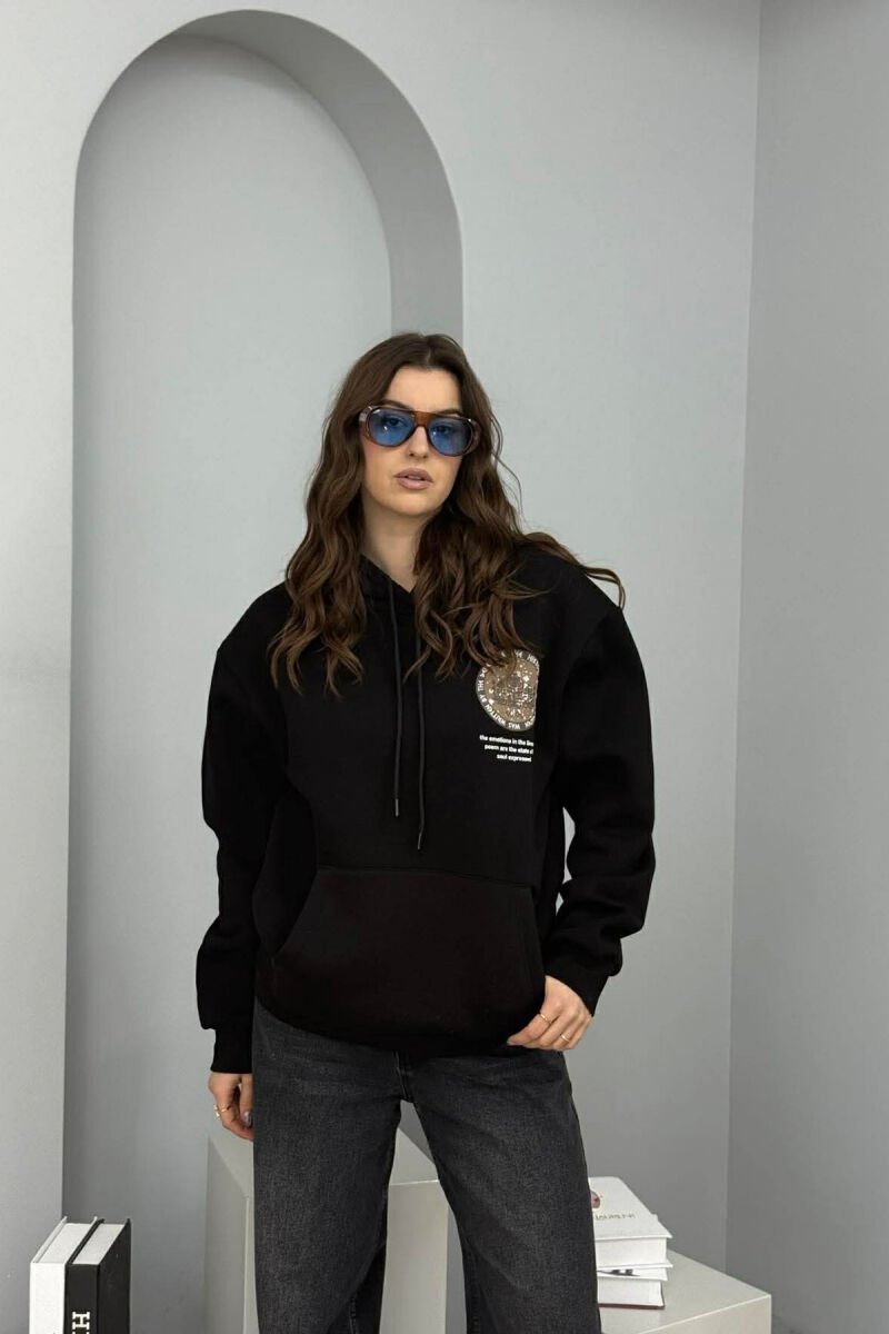 HOODIE NJE NGJYRESHE ME PUSH DHE DIZAJN NË PJESEN E PASME PER FEMRA NE NGJYRE TE ZEZE - 1