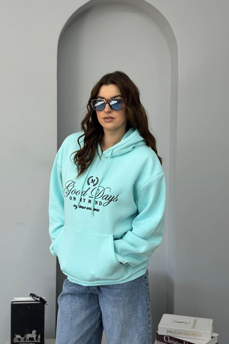 HOODIE NJE NJGYRESHE ME PUSH DHE DIZAJN NË PJESEN PARA PER FEMRA NE NGJYRE BLU TE ZBARDHUR - 1