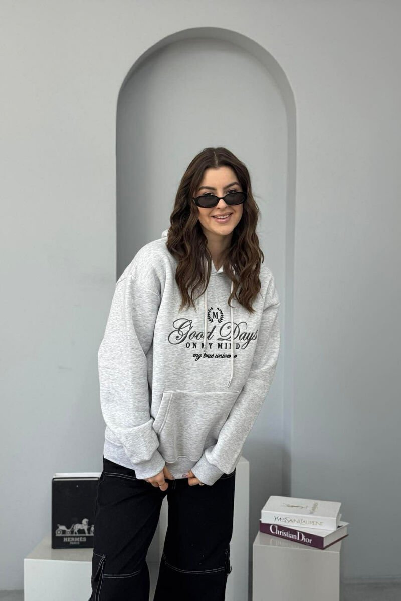HOODIE NJE NJGYRESHE ME PUSH DHE DIZAJN NË PJESEN PARA PER FEMRA NE NGJYRE GRI TE ZBARDHUR - 2
