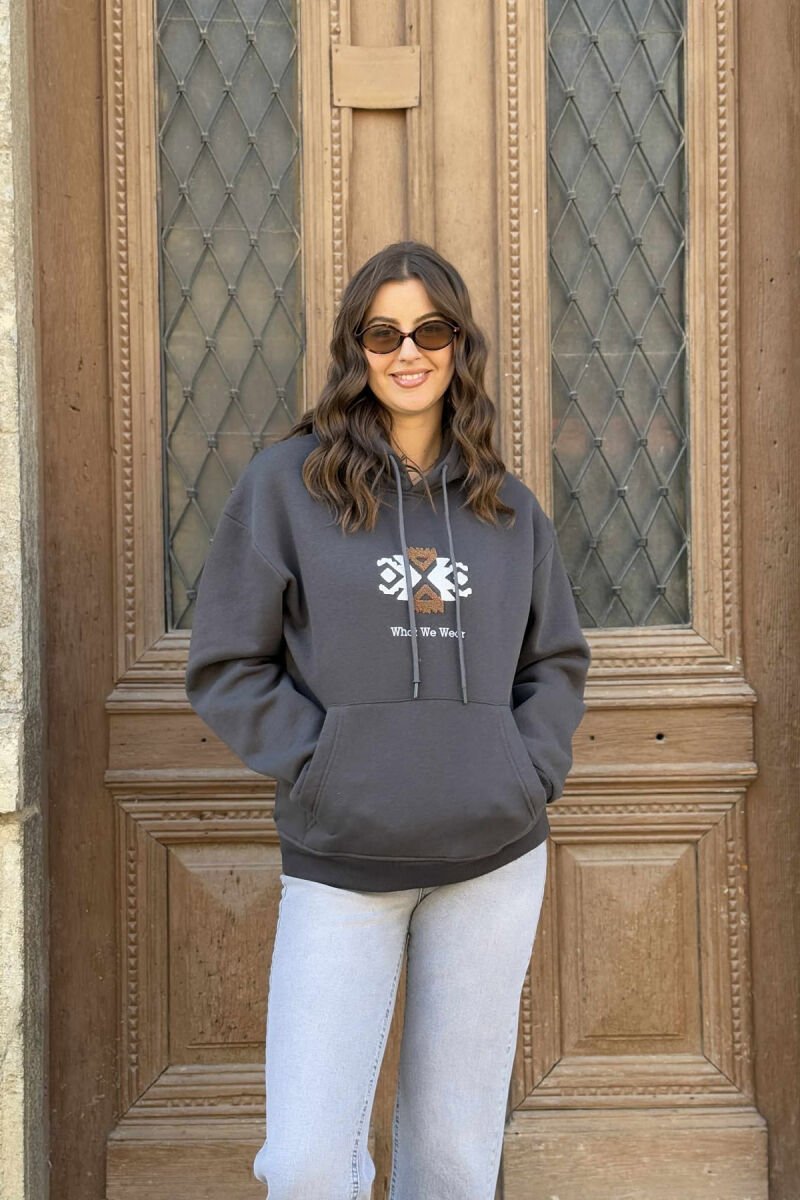 HOODIE NJË NGJYRËSHE ME PUSH DHE LOGO NË PJESËN PARA PËR FEMRA NË NGJYRË GRI TË ERRËT - 1