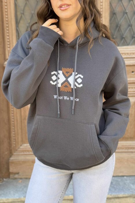 HOODIE NJË NGJYRËSHE ME PUSH DHE LOGO NË PJESËN PARA PËR FEMRA NË NGJYRË GRI TË ERRËT - 4
